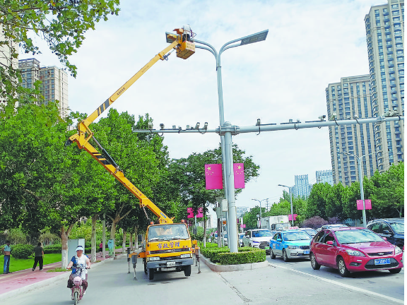  清洗擦亮路燈 提升城市顏值